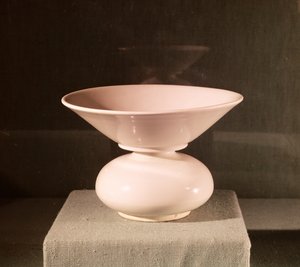 Porslinsspott, från Xian, Shaanxi, Tangdynastin (618-907 e.Kr.) (porslin)