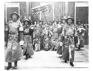 Porträtt av TzU-Hsi (1835-1908) enkekejsarinnan av Kina med vaktmästare och vakter av Chinese School