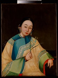 Porträtt av en hovdam, sittande halvlängd i en broderad mantel, håller en blomma, mitten av 1800-talet av Chinese School