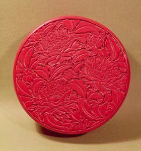 Röd lacklåda dekorerad med pioner, c.1426-35 (lack på trä) (se även 52020)