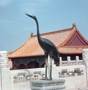 Staty av en stork med en sidopaviljong i bakgrunden av den högsta harmonins sal, Mingdynastin av Chinese School
