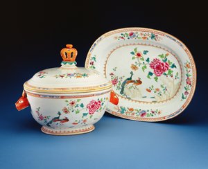 Terrin, lock och stativ målade med dubbelpåfågelmönstret, Qianlong period (1736-95) (porslin)