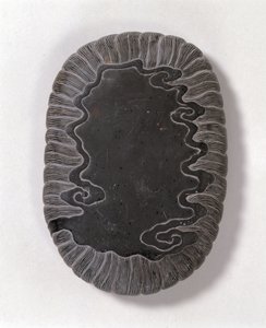 Bläcksten huggen med vågmönster, troligen Mingdynastin (grå tuan sten) (undersida) (se 142695)
