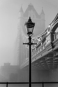 Tower Bridge i dimma av Chris Hamilton