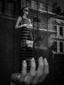 Reflektion i en skyltdockas hand av Chris Hamilton