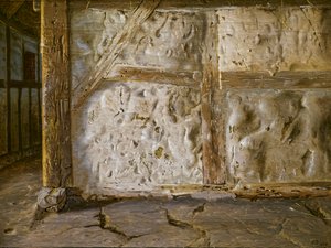 Kalkblekt och korsvirkesmurad vägg av Christen Dalsgaard