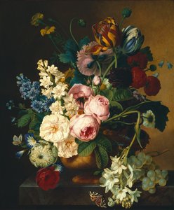 Bukett blommor på ett marmorbord