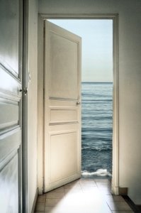 Öppen dörr mot havet av Christian MARCEL