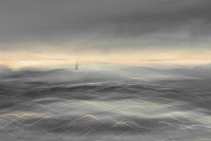 Segelbåt i dimmigt hav