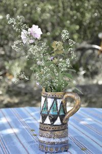 Vildblommor i en rustik vas av Christina Sillen