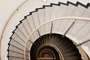 Slingrande spiraltrappa av Christina Sillen