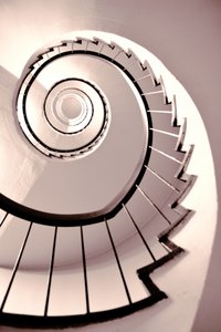 Slingrande spiraltrappa av Christina Sillen