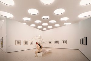 En naken jultomte i ett konstgalleri av Christine von Diepenbroek