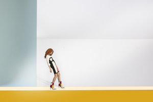 Färgglad modepose av Christine von Diepenbroek