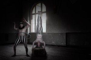 Dark Circus – handstående av Christine von Diepenbroek