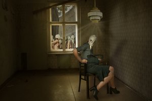 Den kusliga kvinnan med gasmask av Christine von Diepenbroek