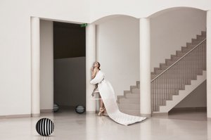 Elegant ballerina i vit klänning av Christine von Diepenbroek