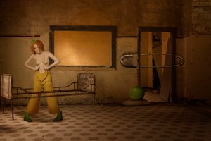 Den surrealistiska clownkvinnan av Christine von Diepenbroek