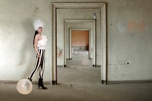 Surrealistisk mode vid dörröppningen av Christine von Diepenbroek