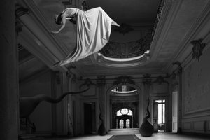 En surrealistisk dröm om en svävande herrgård av Christine von Diepenbroek