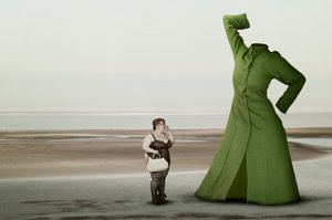 Den surrealistiska stranden med den gröna kappan av Christine von Diepenbroek