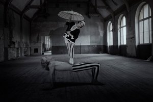 Surrealistiska rumakrobater av Christine von Diepenbroek