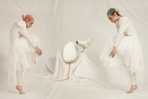 Surrealistiska kvinnor och ägg av Christine von Diepenbroek