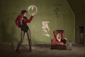 En kvinnas surrealistiska bubbla av Christine von Diepenbroek