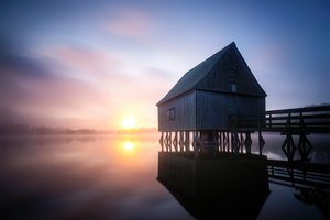 Soluppgång vid Misty Boathouse