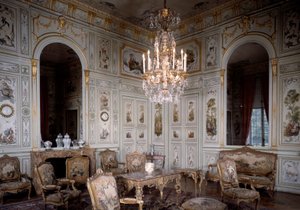 Utsikt över det stora vardagsrummet på Chateau de Champs sur Marne. Dekorerad av Christophe Huet (1700-1759)