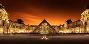 Louvren-pyramiden – nattvy av Christophe Kiciak