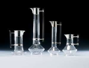 En silvermonterad kanna och andra glasvaror av Christopher (attr. to) Dresser