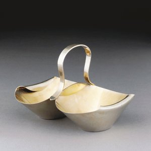 En vit metallkorg av Christopher Dresser