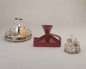 Elektropläterad silver cruet set, Elkington & Co., 1885; röd, trekantig dropppanna av järn, Richard Perry, Son & Co., ca 1876; galvaniserat silver cruet set, Hukin & Heath, 1885