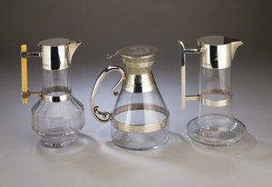 Silvermonterad claretkanna, 1882; elektroplåtmonterad claretkanna med dekor i estetisk stil till fästen; silvermonterad claretkanna, 1880, allt tillverkat av Hukin & Heath (slipat glas) av Christopher Dresser