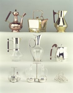 Top, L-R: Oriental Coffee Pot, Benham & Froud, c.1888 (mässing, koppar och trä); Japanese Rivetted Square Teapot, Benham & Froud, c.1888 (koppar och mässing); Claret Jug, Richard Perry, Son & Co., ca 1880