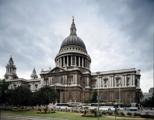 En utsikt över katedralen Saint Paul designad av arkitekten Christopher Wren (1632-1723), kupolen har smeknamnet Pantheon. London, England