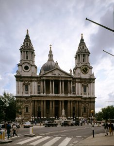 Utsikt över katedralen Saint Paul designad av arkitekten Christopher Wren (1632-1723) 1675-1710 London, England