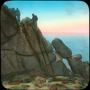 Klättring på Logan Rock, nära Treen, Cornwall, sent 1800- eller tidigt 1900-tal.