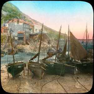 Fiskeflotta vid lågvatten, Polperro, Cornwall, sent 1800- eller tidigt 1900-tal