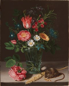 Blommor i en vas med en knaprande mus.