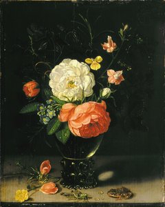 Blommor i en vas med gräshoppa och groda.