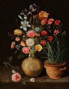 Stilleben med rosor, liljor, en iris och andra blommor i en vas av lergods, med en kruka med nejlikor och en fjäril på en avsats
