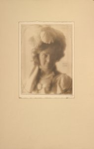 [Porträtt av en kvinna i kostym] av Clarence H. White