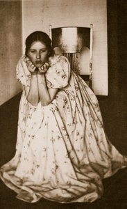 Flicka i en blommig klänning, ca 1910 (fotogravyr)