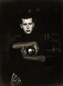 Självporträtt, ca 1927 (silvergelatintryck) av Claude Cahun