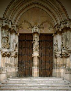 Vy över portalen till Chartreuse i Champmol. Den är dekorerad med fem skulpturer gjorda av Sluter Claus (cirka 1350 omkring 1405): Jungfrun, hertigen och hertiginnan av Bourgogne, Johannes Döparen och Saint Margaret. 1386-1401 Dijon (Gold Cote)