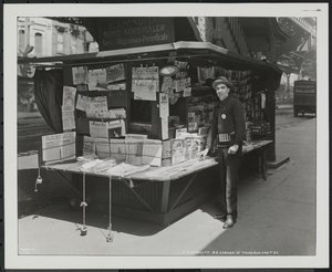 Den blinda nyhetsförsäljaren P.J. McNulty i sin monter i nordöstra hörnet av 3rd Avenue & 42nd Street av Company Byron