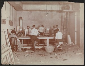 Filmlaboratorier på Carlton Motion Picture Co. med fem män och en kvinna som arbetar med film, skarvning etc., New York
