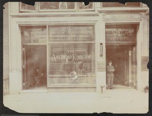 Första våningens fasad på 122-124 E. 25th Street, Camera Building, American Cinephone Company, American Kinograph Company och dörrvakt, New York av Company Byron
